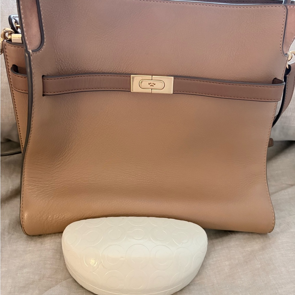 Elegant Tan Leather Handbag - Picture 11 of 11